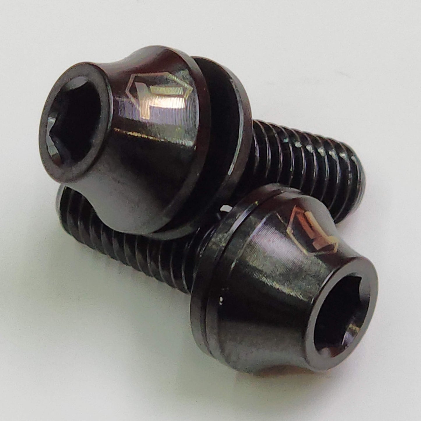 Śruba do koszyka na bidon z tytanu z podkładką | Łeb parasolowy | M5x12