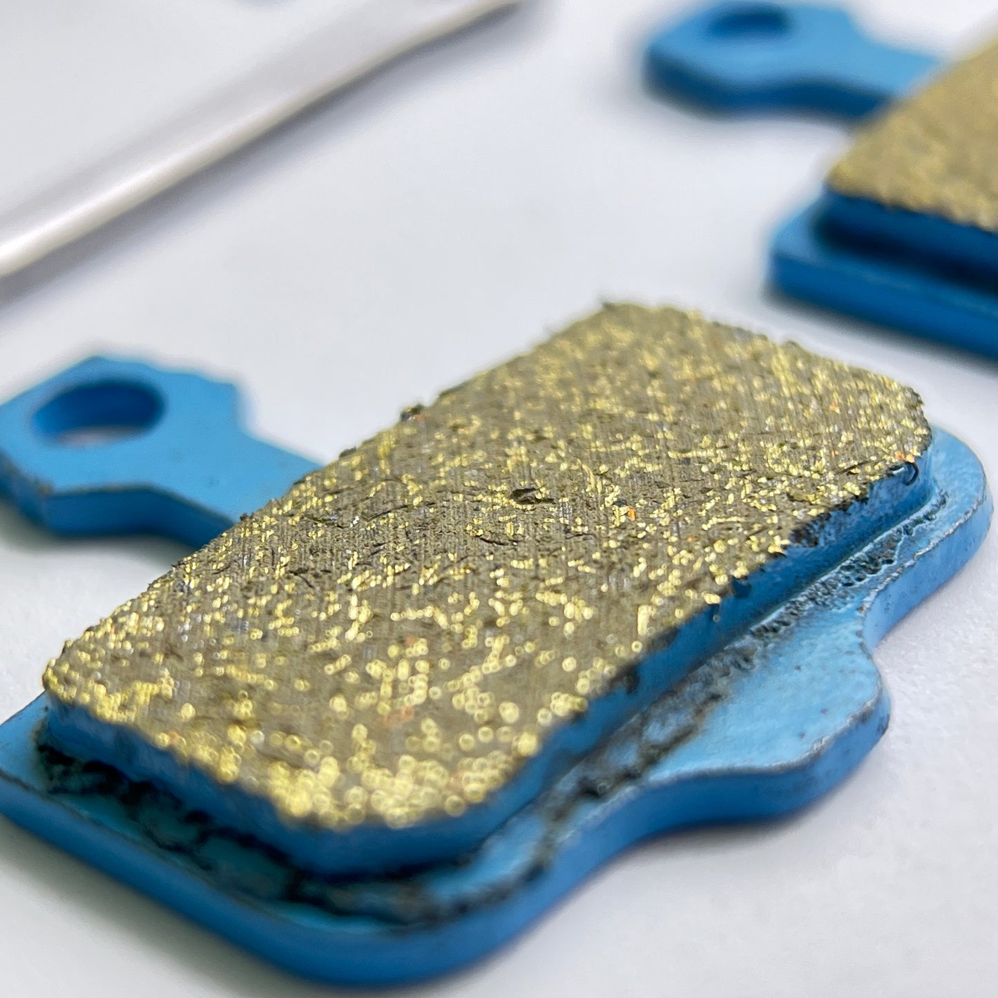 وسادات فرامل شبه معدنية من السيراميك والكيفلر لدراجات SRAM RED Force Rival AXS Road Disc | فرامل قرص هيدروليكية بلوحة خلفية فولاذية 00.5318.024.001 00.5315.035.020 00.5315.035