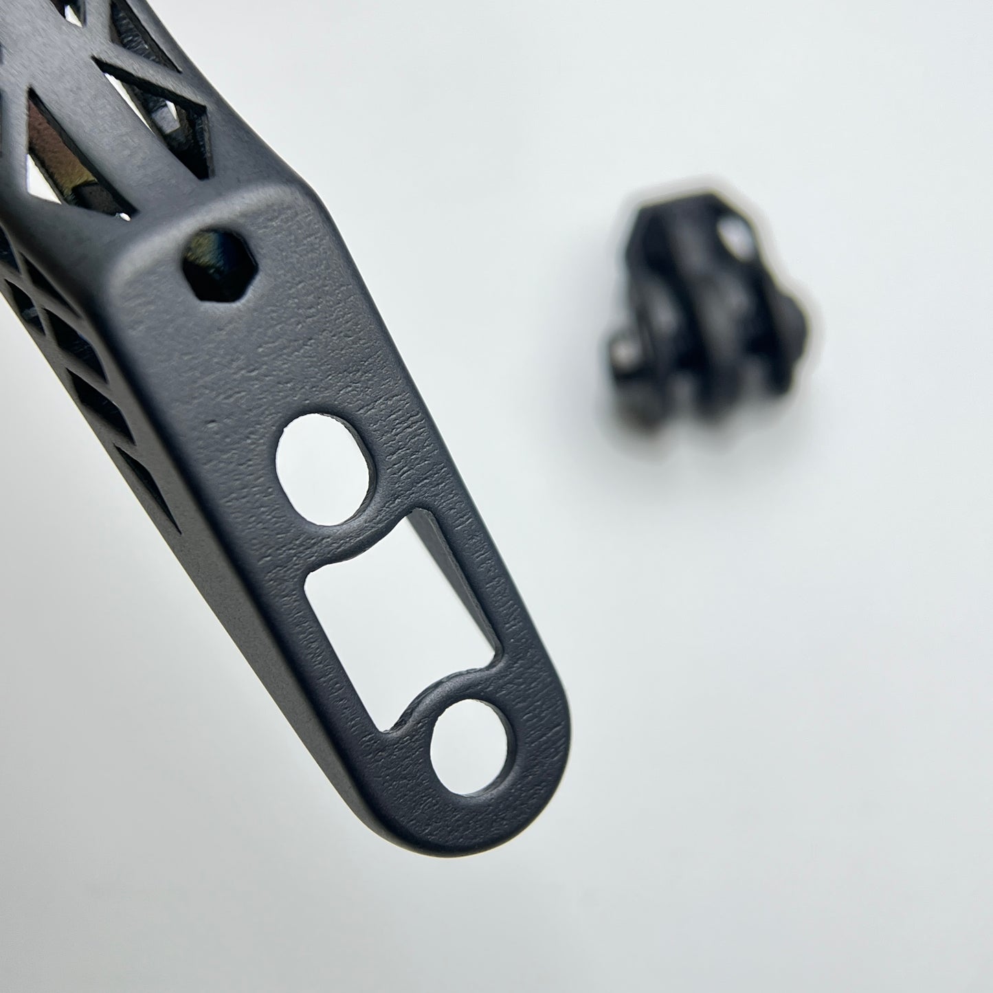 Βάση υπολογιστή με ενσωματωμένο τιμόνι Aurum για τρισδιάστατη εκτύπωση από τιτάνιο | Aurum Essentia/MAGMA | Garmin Wahoo Bryton