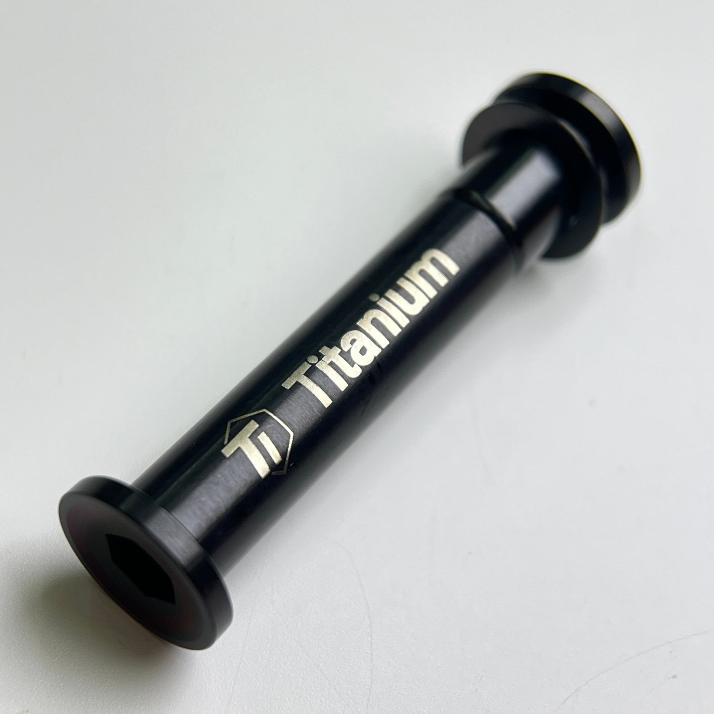 Parafuso de fixação de selim em titânio para canotes de selim Shimano PRO Vibe Di2 com fixação lateral.