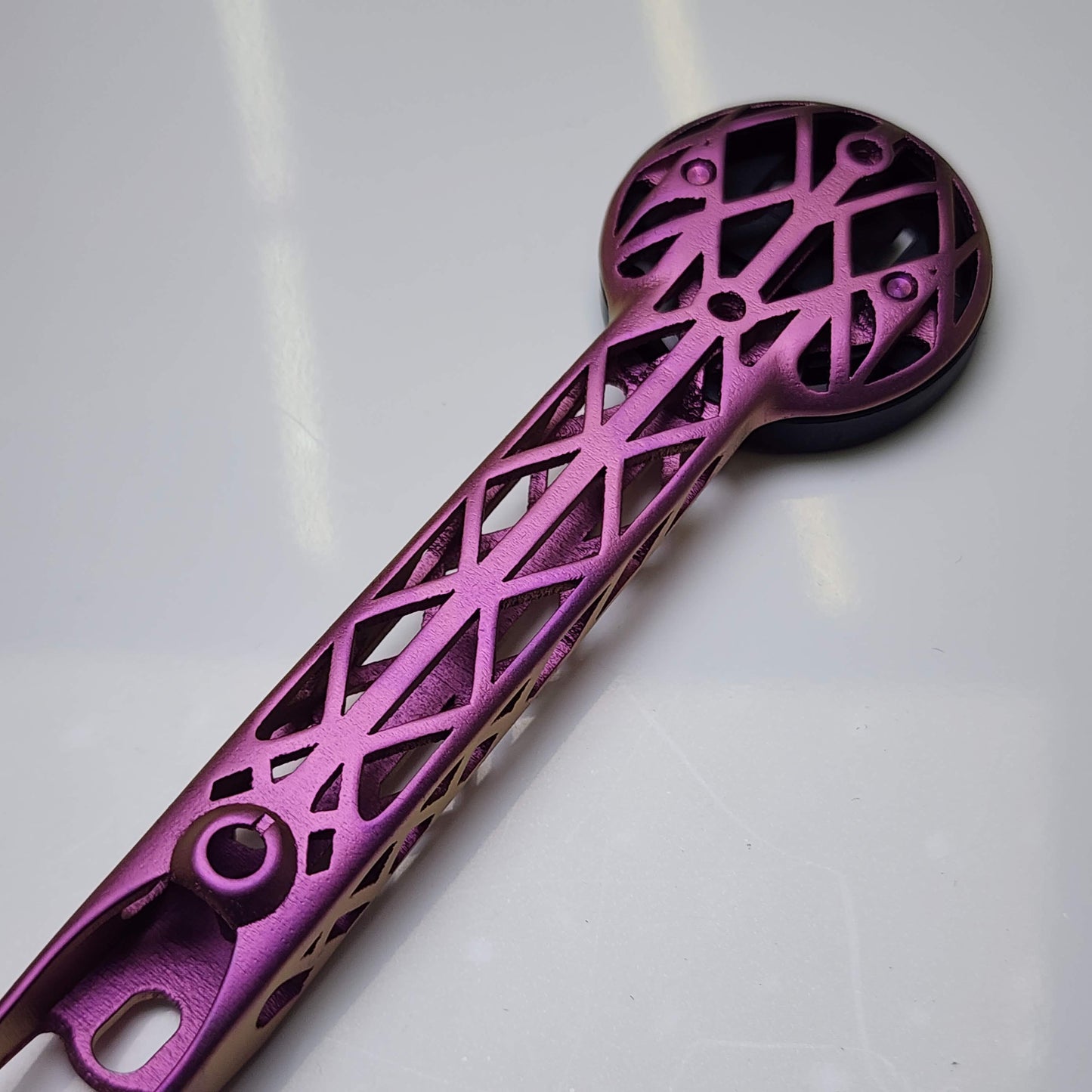 حامل حاسوب مطبوع بتقنية الطباعة ثلاثية الأبعاد من كانونديل مومو ديزاين تيتانيوم | جارمين واهو برايتون | سلسلة تيم