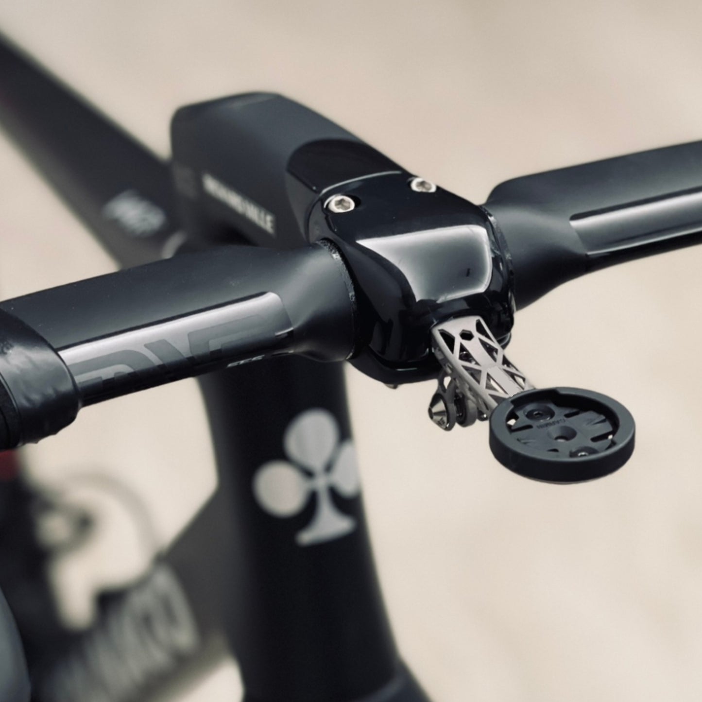 Supporto per computer in titanio stampato in 3D per manubrio ENVE Aero IN-Route | Garmin Wahoo Bryton