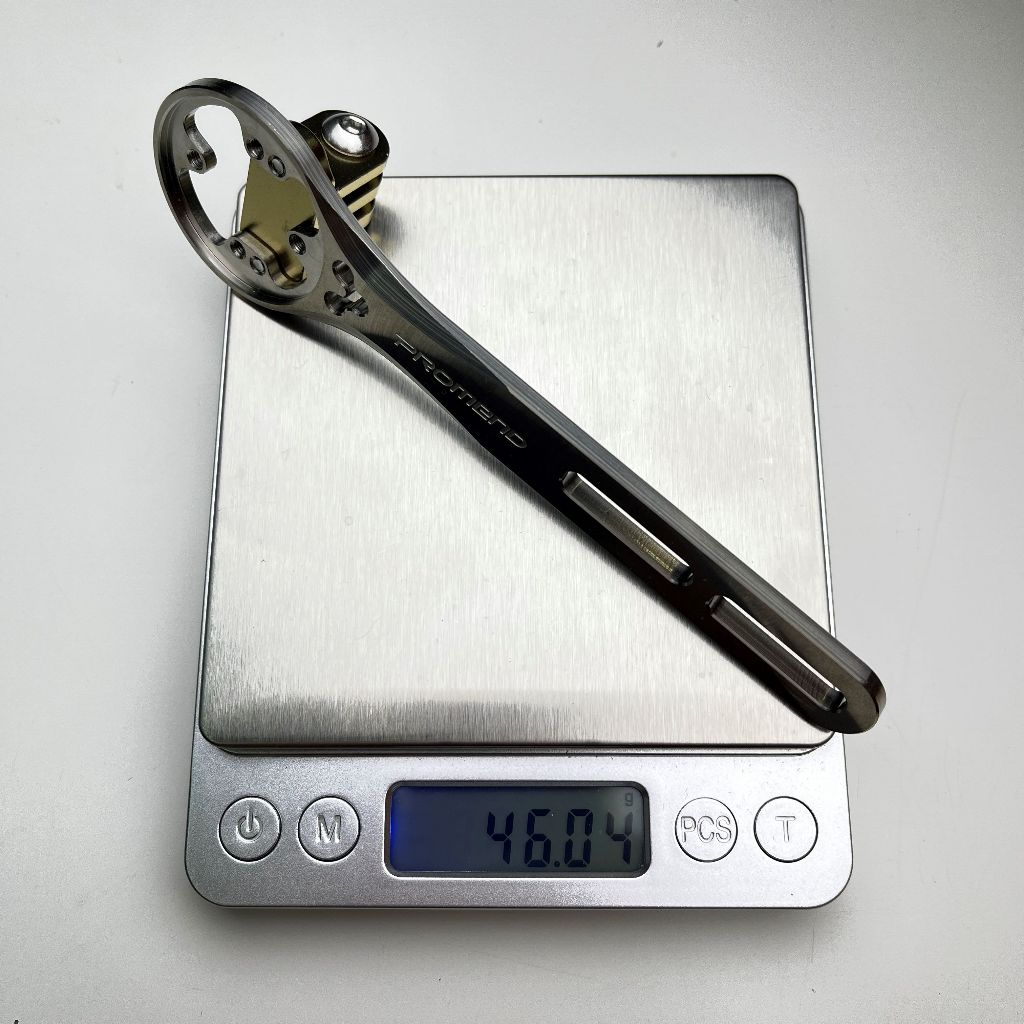 Univerzální titanový držák na cyklopočítač se 2 otvory | Garmin, Wahoo, Bryton