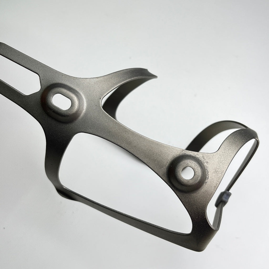 กรงขวดน้ำแบบดึงขวา 34 กรัม ไททาเนียม | น้ำหนักเบา ทนทานต่อการกัดกร่อน