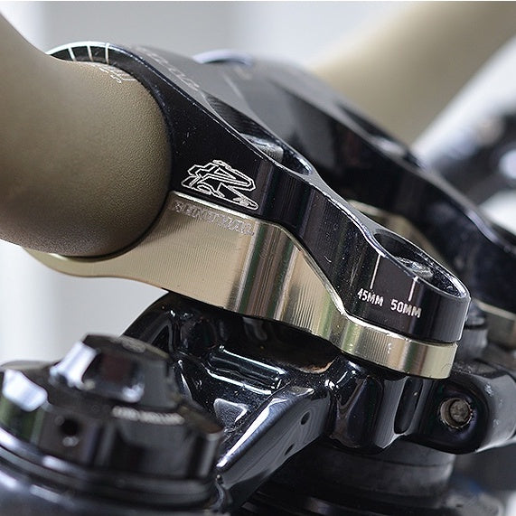 Titanový šroub pro představec s přímou montáží | Deity Micro Intake 35 Rental Integra II Race Face Atlas 35 Spank Spike Director 2