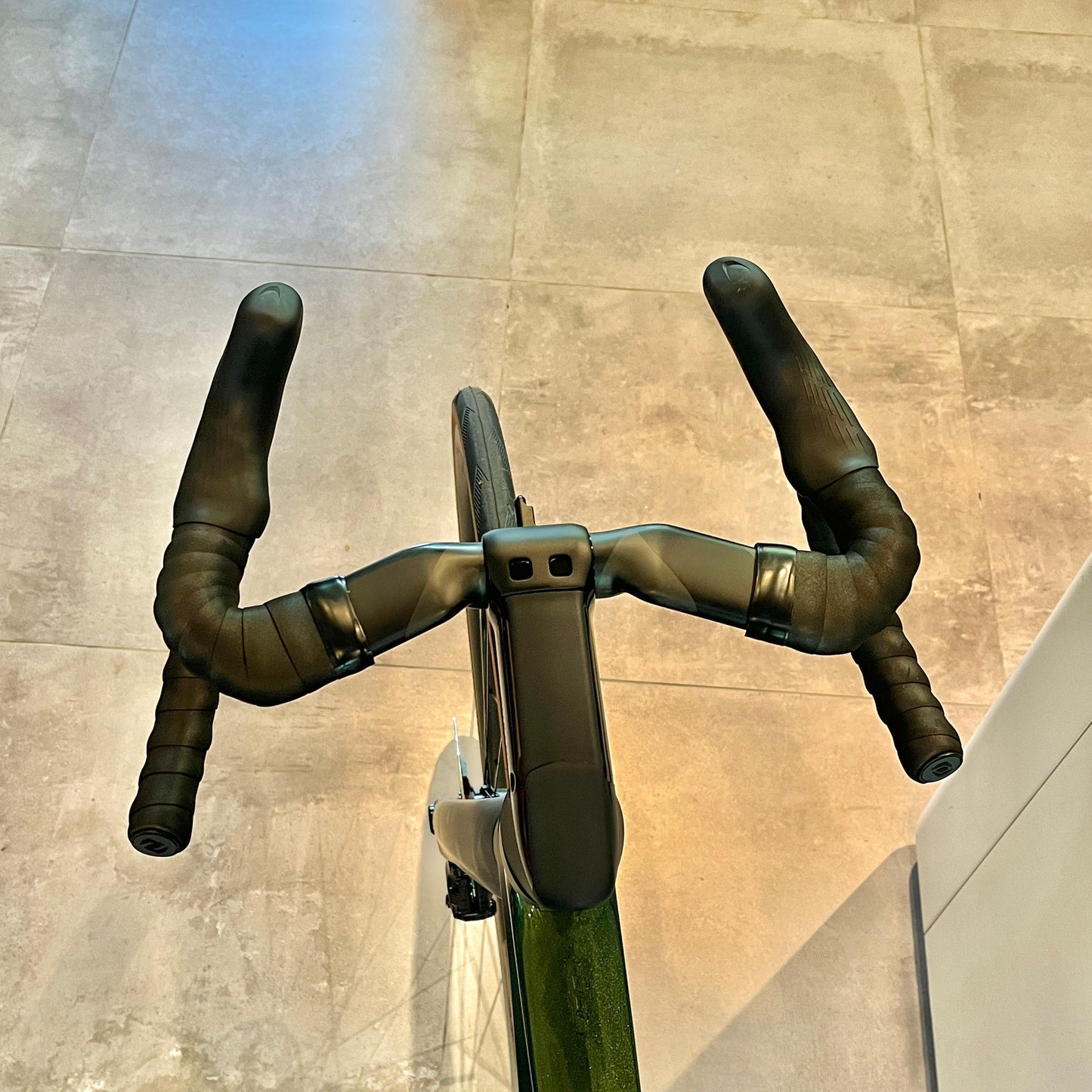 مقود ASCENT AEROO Aero | 30 سم بجزء علوي ضيق، مصمم للنساء والشباب وراكبي الدراجات ذوي الأكتاف الضيقة