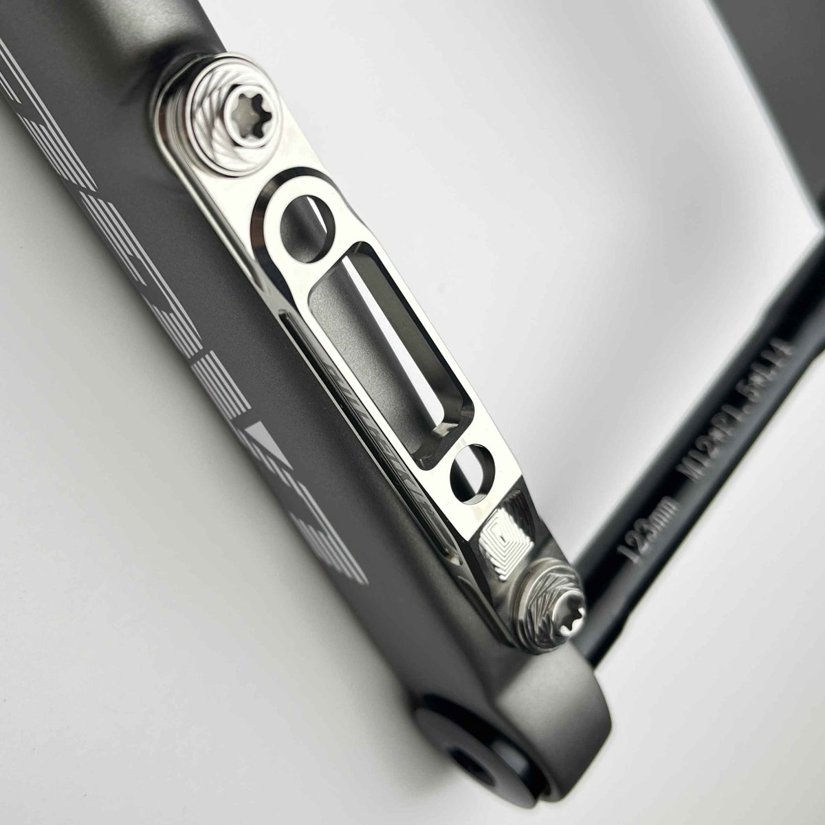 HotCheck x TiParts Titanium adapter čeljusti prednje kočnice | 60/70mm