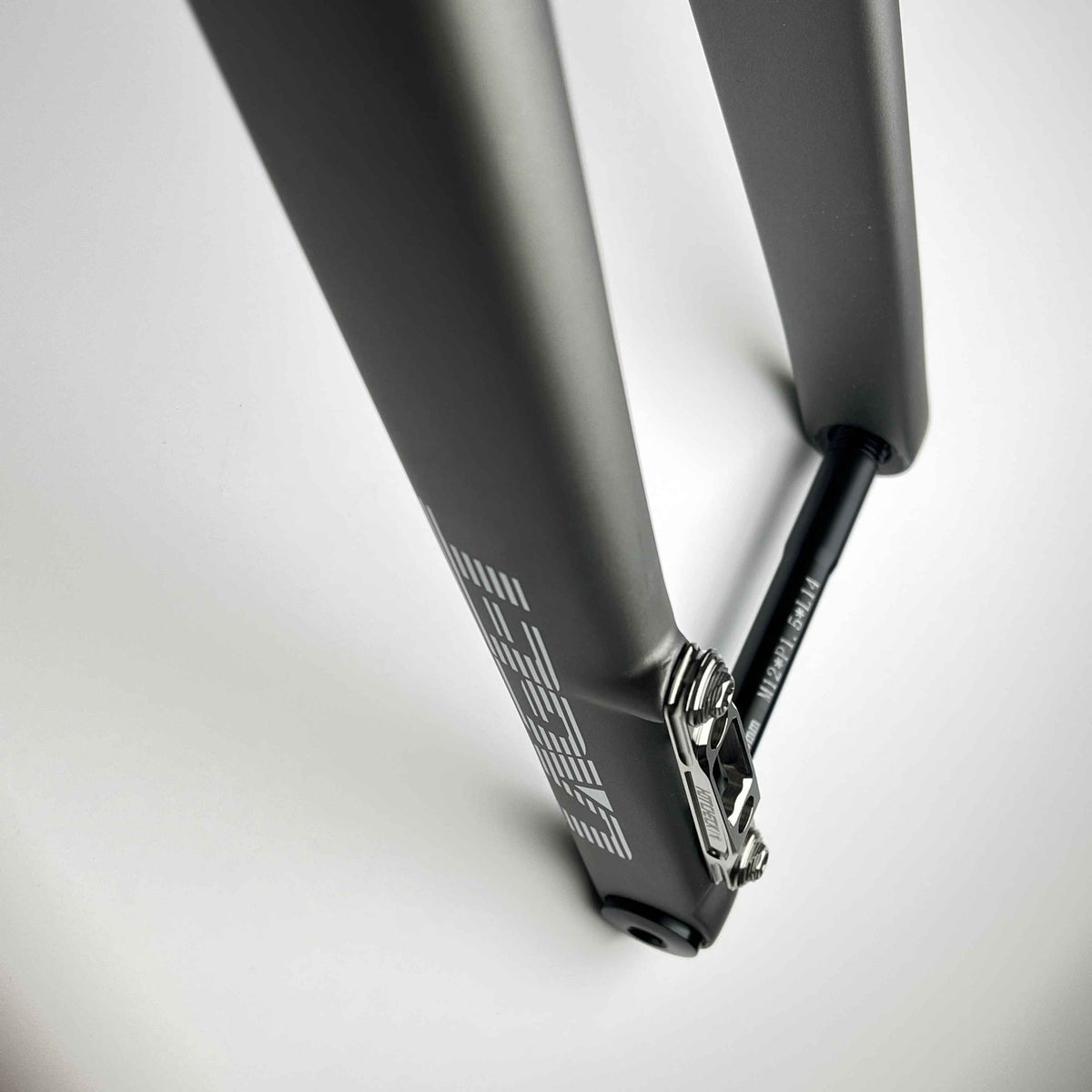 HotCheck x TiParts Titanium adapter čeljusti prednje kočnice | 60/70mm