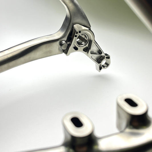 Hot Check x TiParts universal titanium-bagskifterøre (UDH RD Hanger) | Shimano & SRAM
