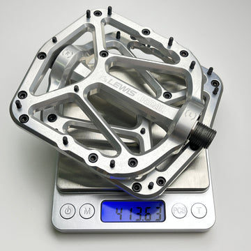aluminium flat pedals Lewis Ridge 7075 Aluminum | DH & König Werbeanlagen Fahrradständer 4056 Pit Products Farbe:Metallic turquoise The Flat4 pedal is