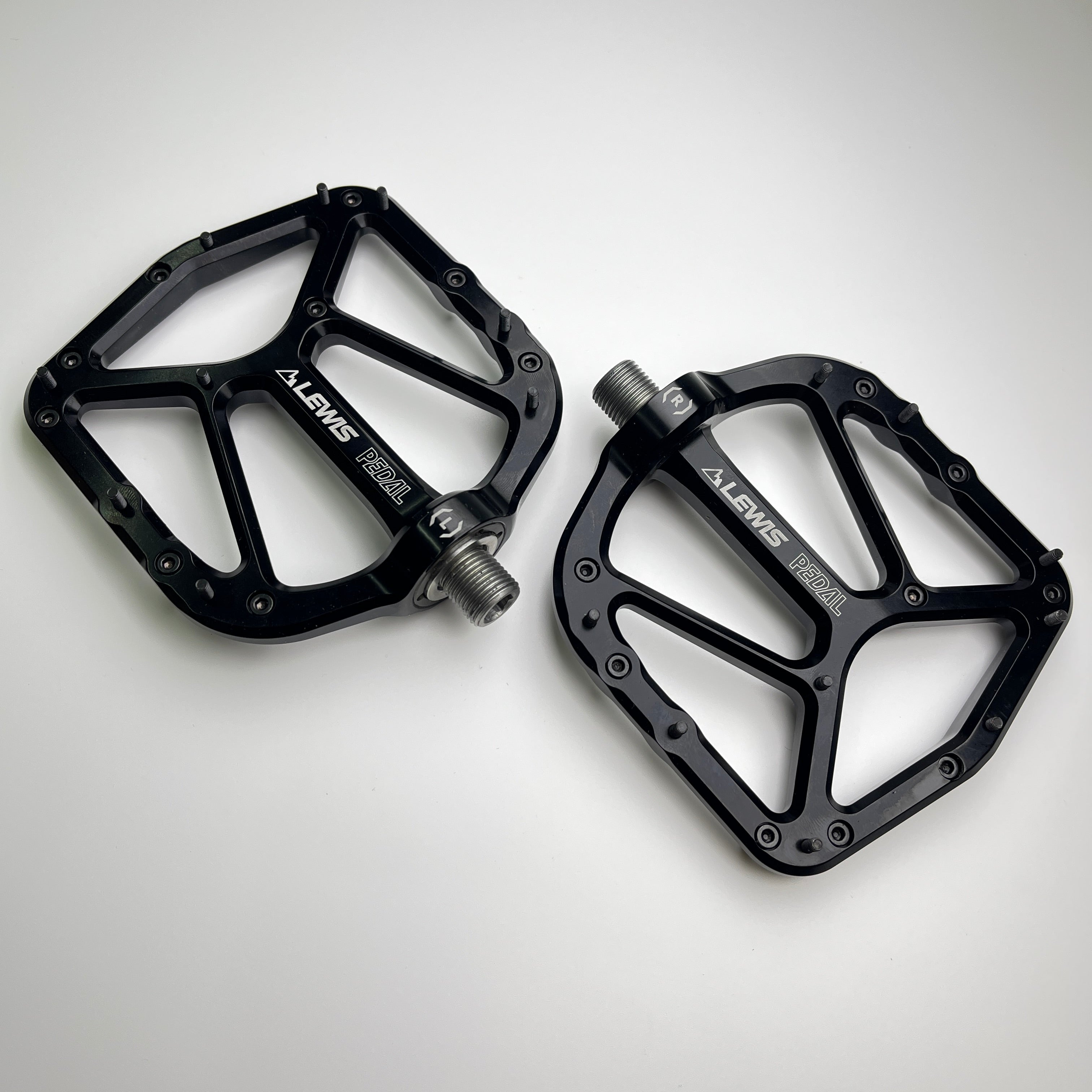 アルミ フラットペダル シルバー/ブラック Lewis Ridge 7075 アルミフラットペダル | DH & エンデューロ CNC