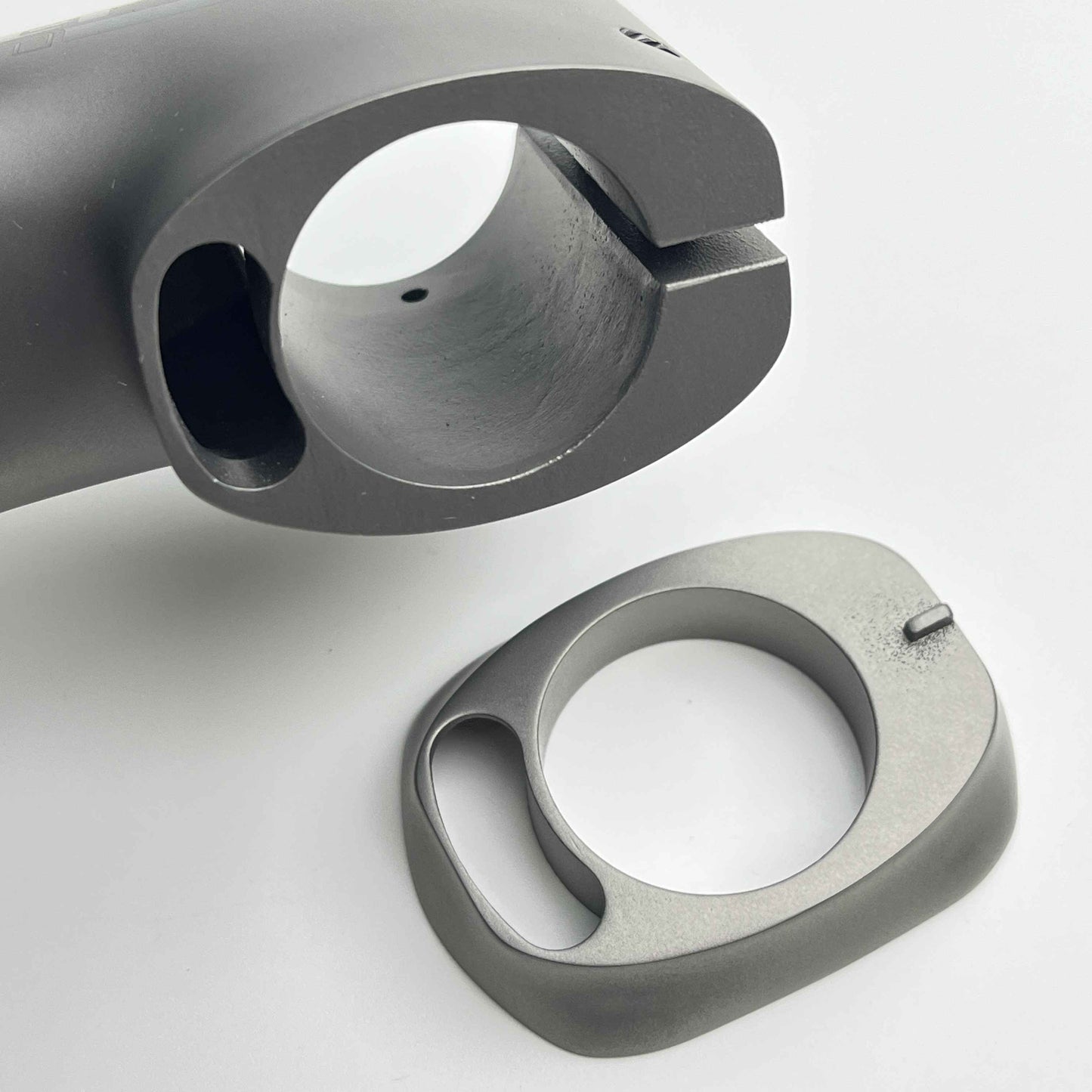 Mesa Laget de Titânio Impressa em 3D | 80-100mm, -7° | Inclui Tampa, Gaxeta e Parafusos de Titânio