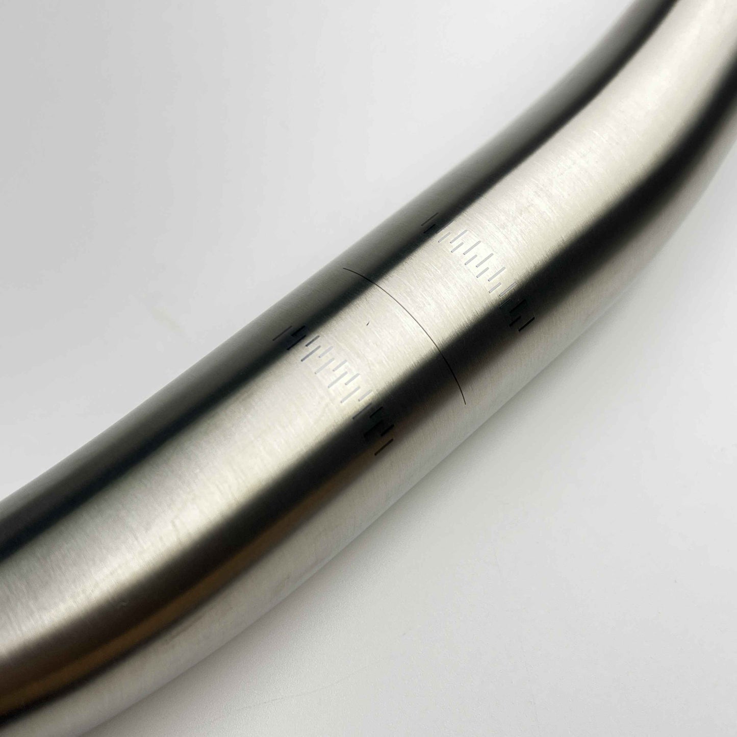 Guidão Laget Riser Titânio | 720 mm de comprimento, 20 mm de elevação | MTB