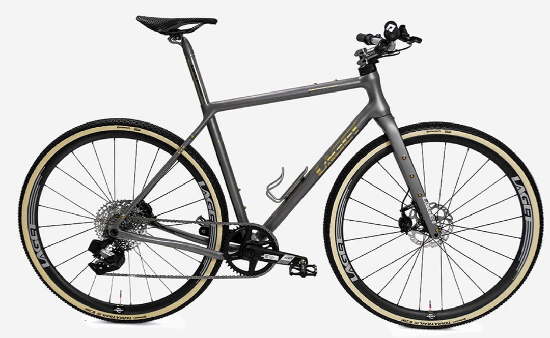 on one titanium gravel bike Laget Discovery Frameset | 3D-Printed Titanium | 1450g (S) | 700x50c Damen E-Bike 2026: Cube, 473 Farbe:reflektierend-arctic-blau Using the progressive geometry