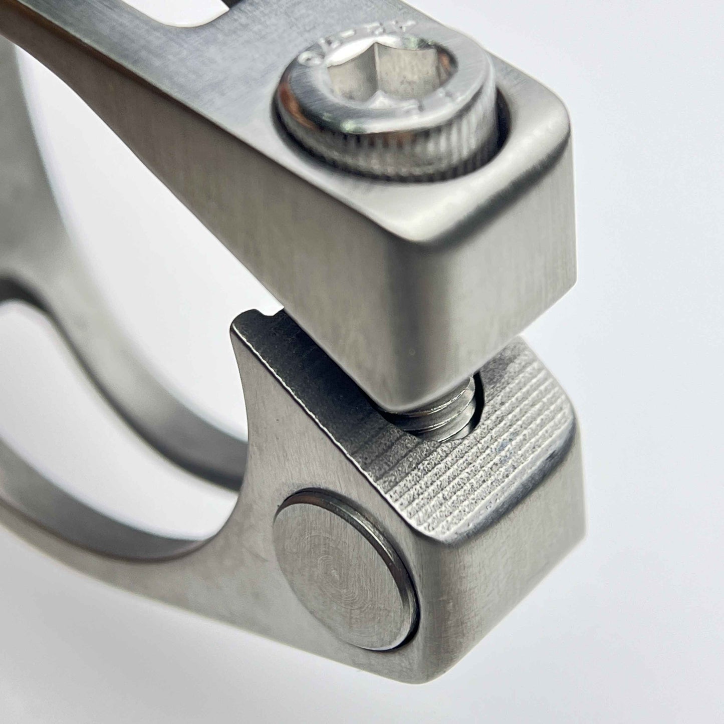 Abraçadeira de Selim de Titânio Laget | 31.8/34.9mm