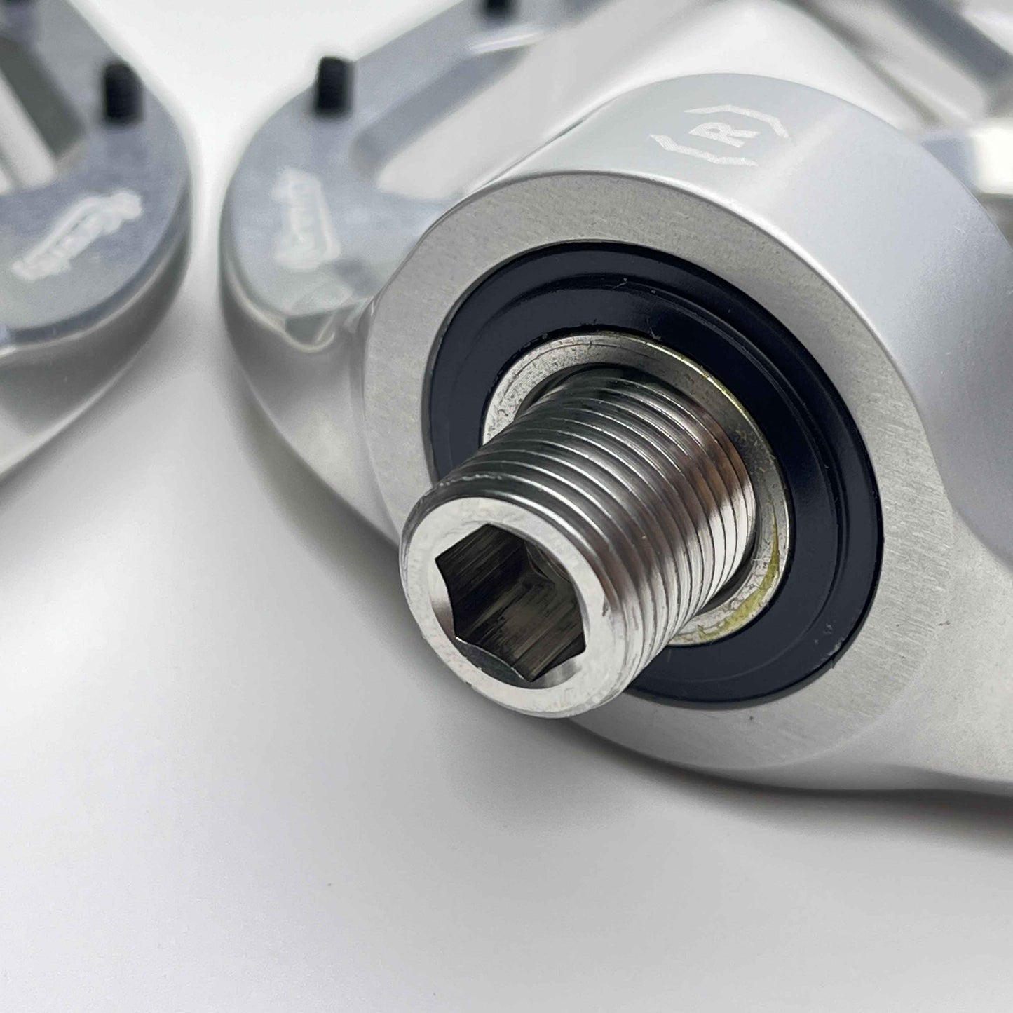 Lewis Gravity Aluminium Axle-less Drop Style Flat Pedals