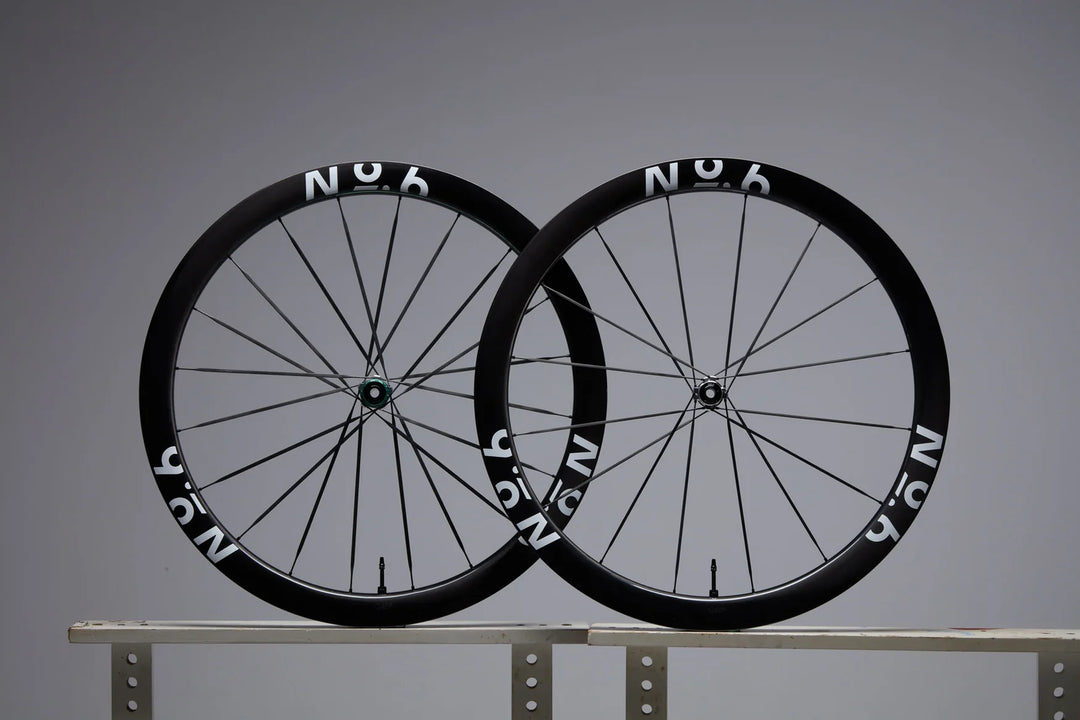 rennrad 6 No.6 42/48 Carbon-Rennrad-Laufradsatz | 1145g Farbe:iz - viola sfumato / ck16 pattern / logo cromato iridescente lucido Im Test: Die freie horizontal pedal straps
