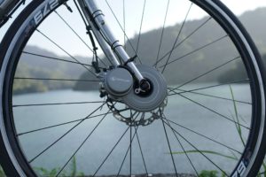 Generatore di ciclismo Spin Up Tour F12W-Pro | Montaggio della ruota anteriore sulla forcella | Design leggero e compatto | spedizioni mondiali gratuite