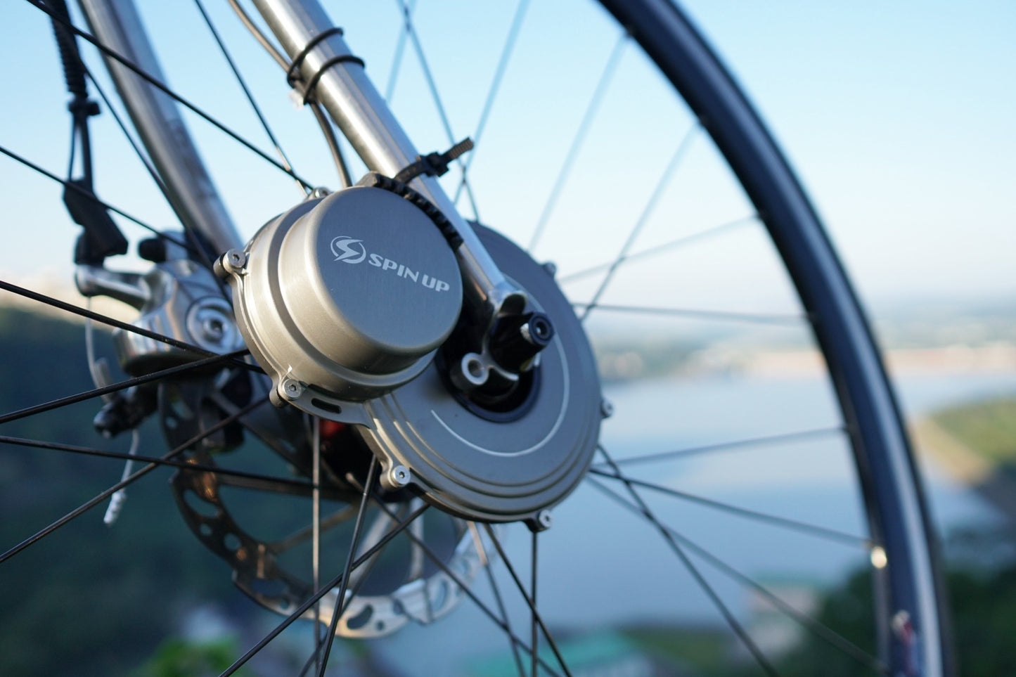 Máy phát điện đạp xe Spin Up Tour F12W-Pro | Gắn bánh trước vào phuộc | Thiết kế nhỏ gọn nhẹ | Giao hang miên phi toan câu
