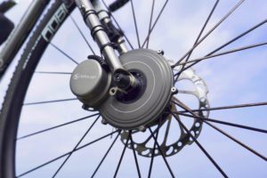 Spin Up Tour Cycling Generator F12W-Pro | Forhjulsmontering på gaffel | Letvægts kompakt design | Verdensomspændende gratis forsendelse