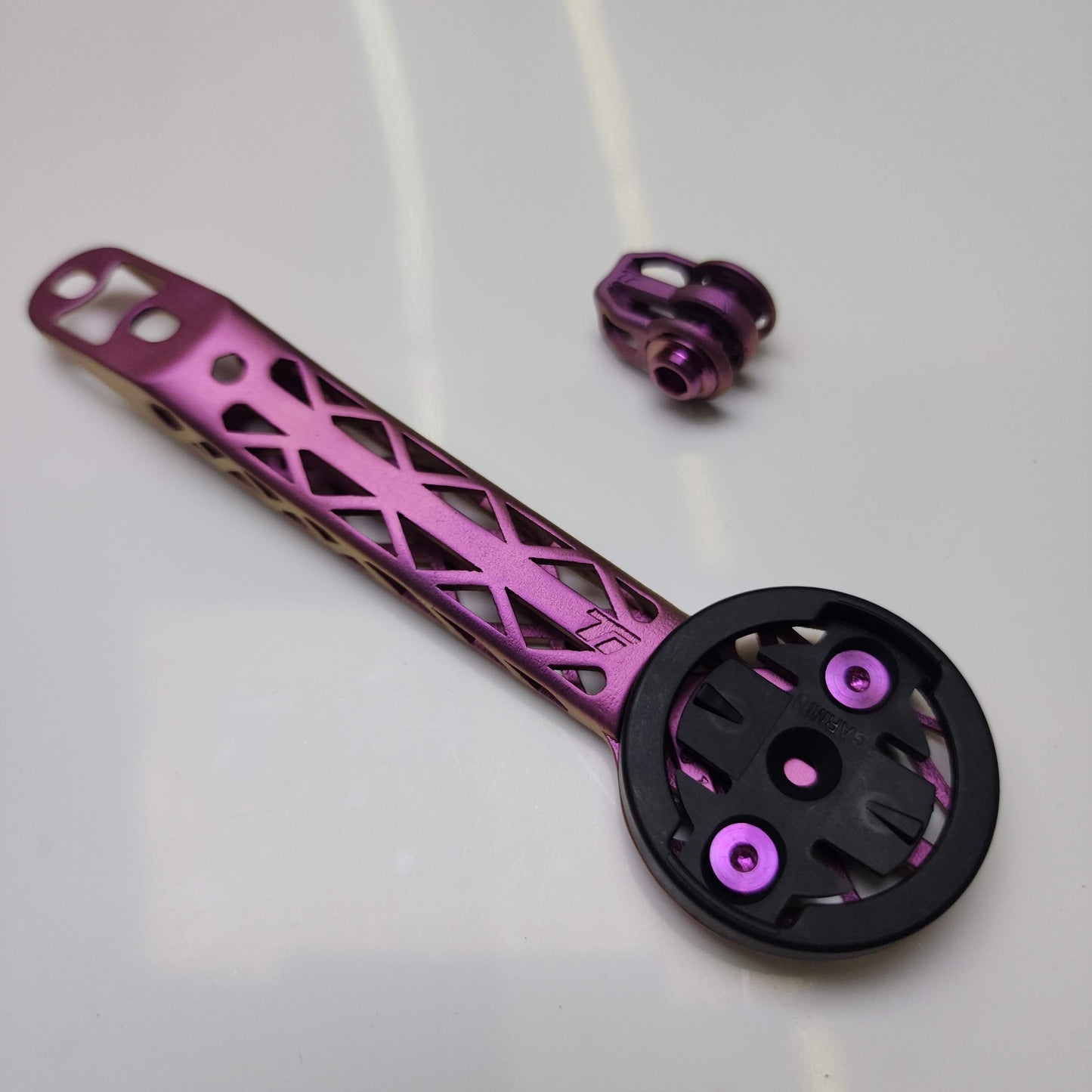 حامل حاسوب مطبوع بتقنية الطباعة ثلاثية الأبعاد من كانونديل مومو ديزاين تيتانيوم | جارمين واهو برايتون | سلسلة تيم