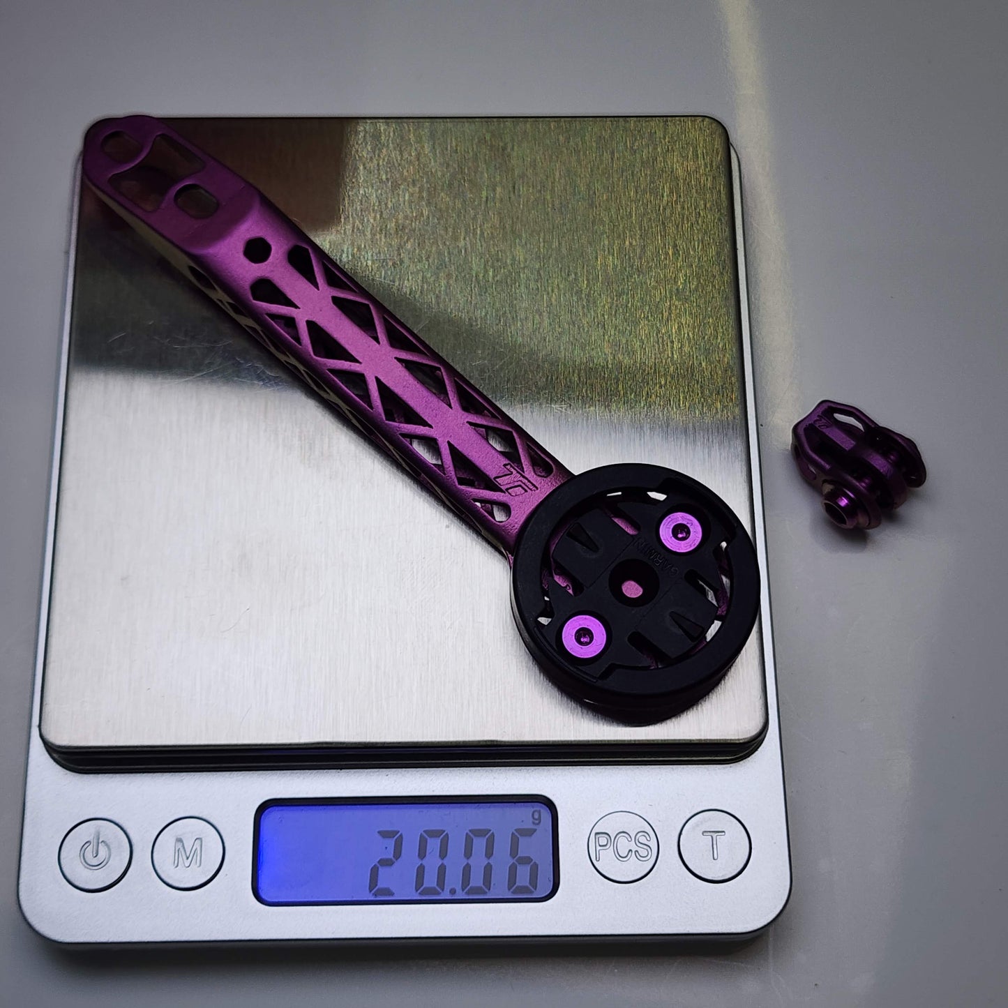 حامل حاسوب مطبوع بتقنية الطباعة ثلاثية الأبعاد من كانونديل مومو ديزاين تيتانيوم | جارمين واهو برايتون | سلسلة تيم