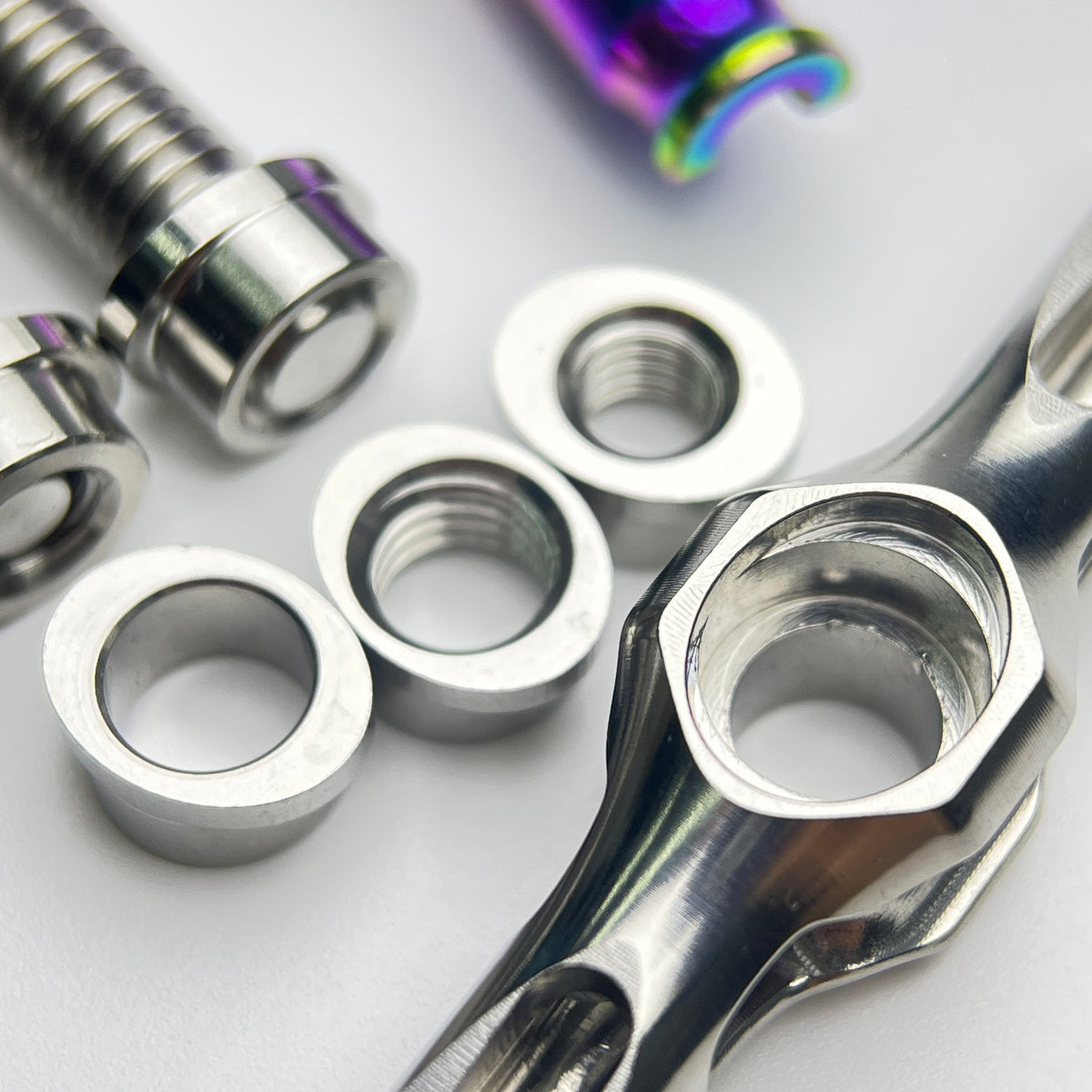 TiParts Titanium Abrazadera de sillín universal | Yugo CNC con tuerca y orificio pasante M5 M6