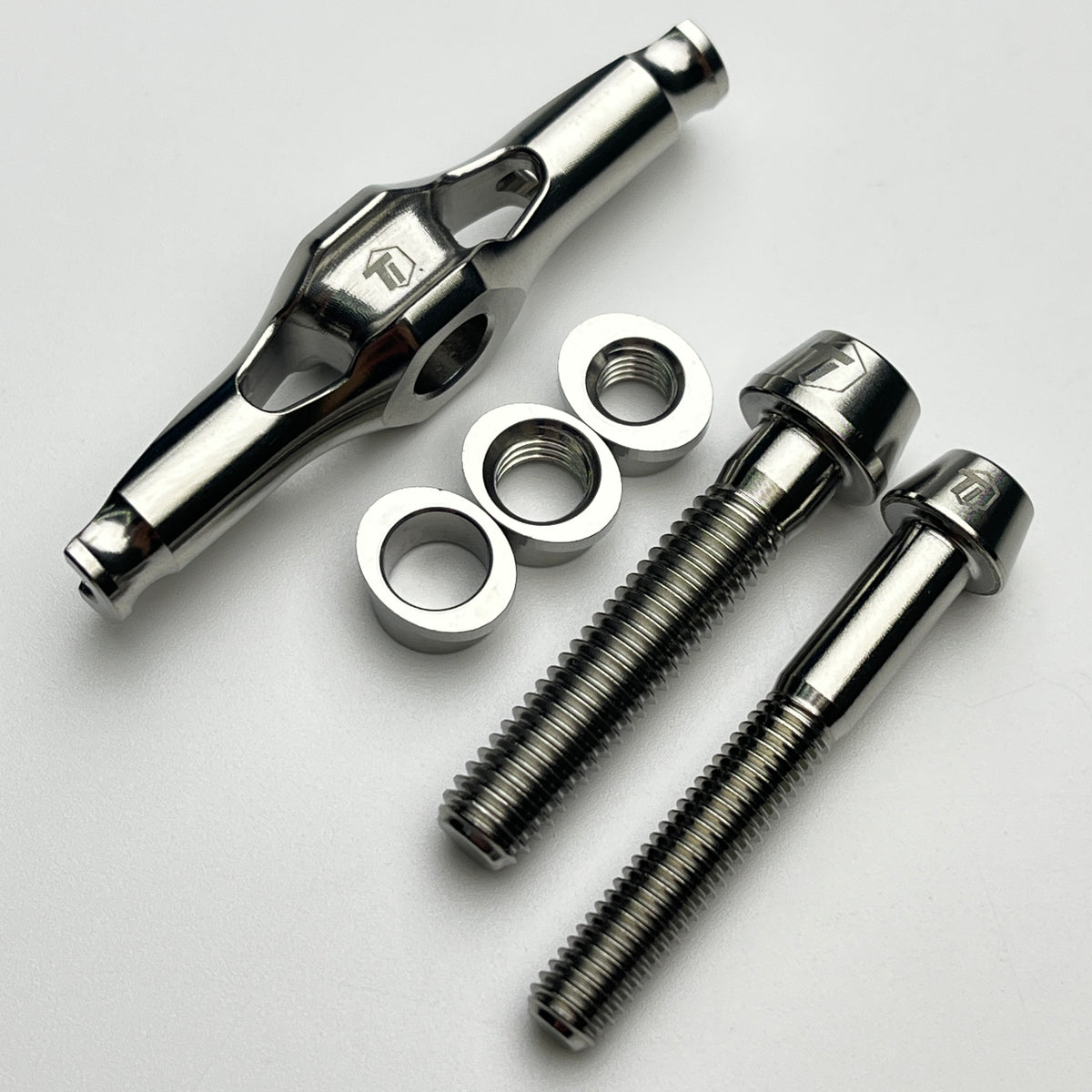 TiParts Titanium Abrazadera de sillín universal | Yugo CNC con tuerca y orificio pasante M5 M6