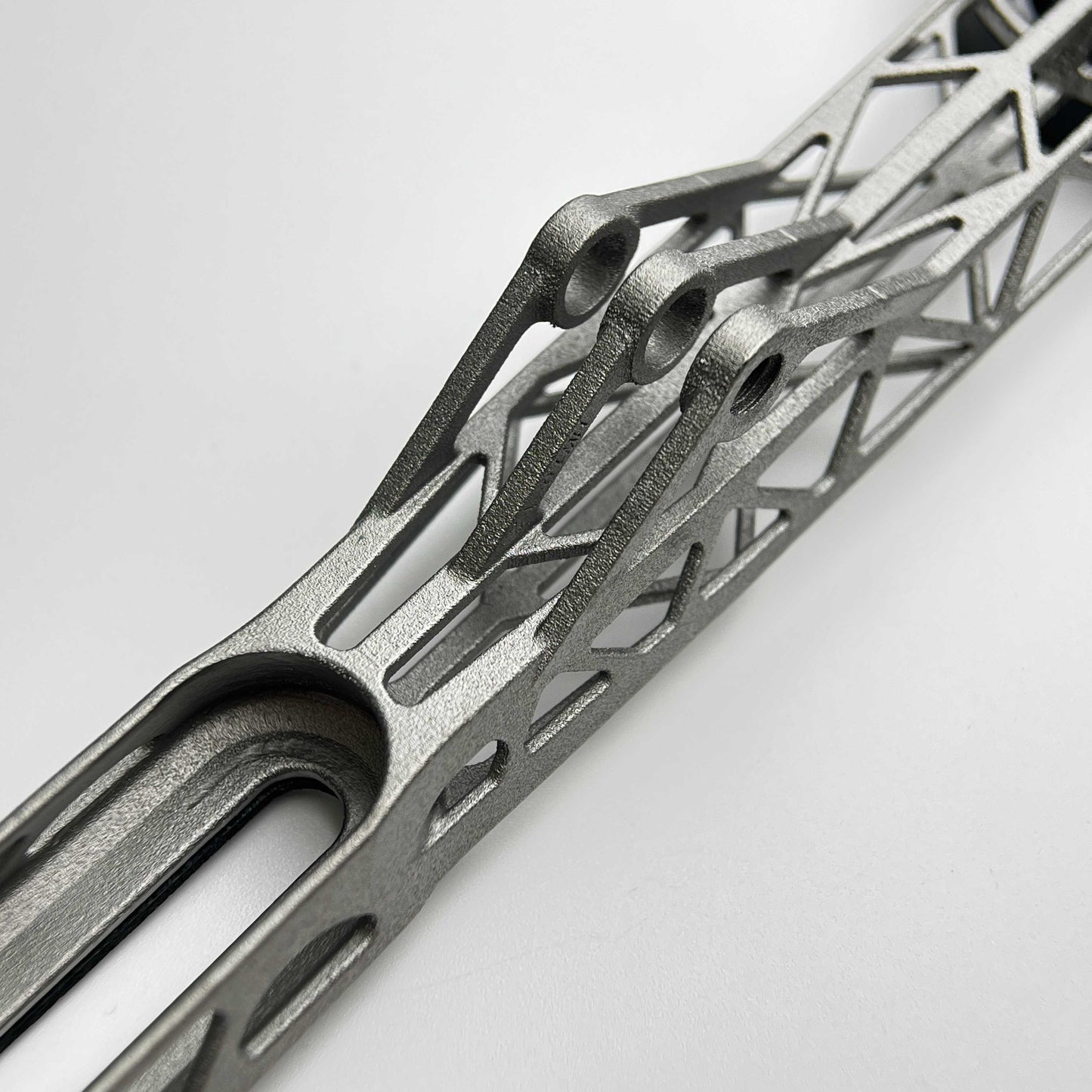 Univerzální integrovaný titanový držák na cyklocomputer na řídítka – řada Club