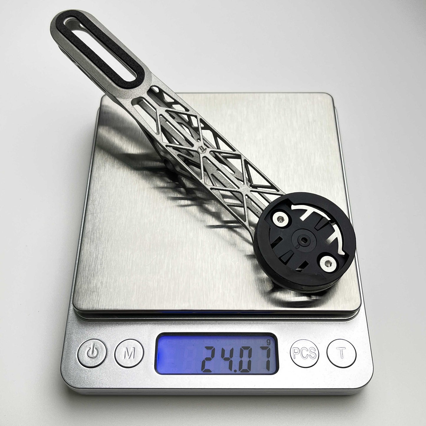 Univerzální integrovaný titanový držák na cyklocomputer na řídítka – řada Club