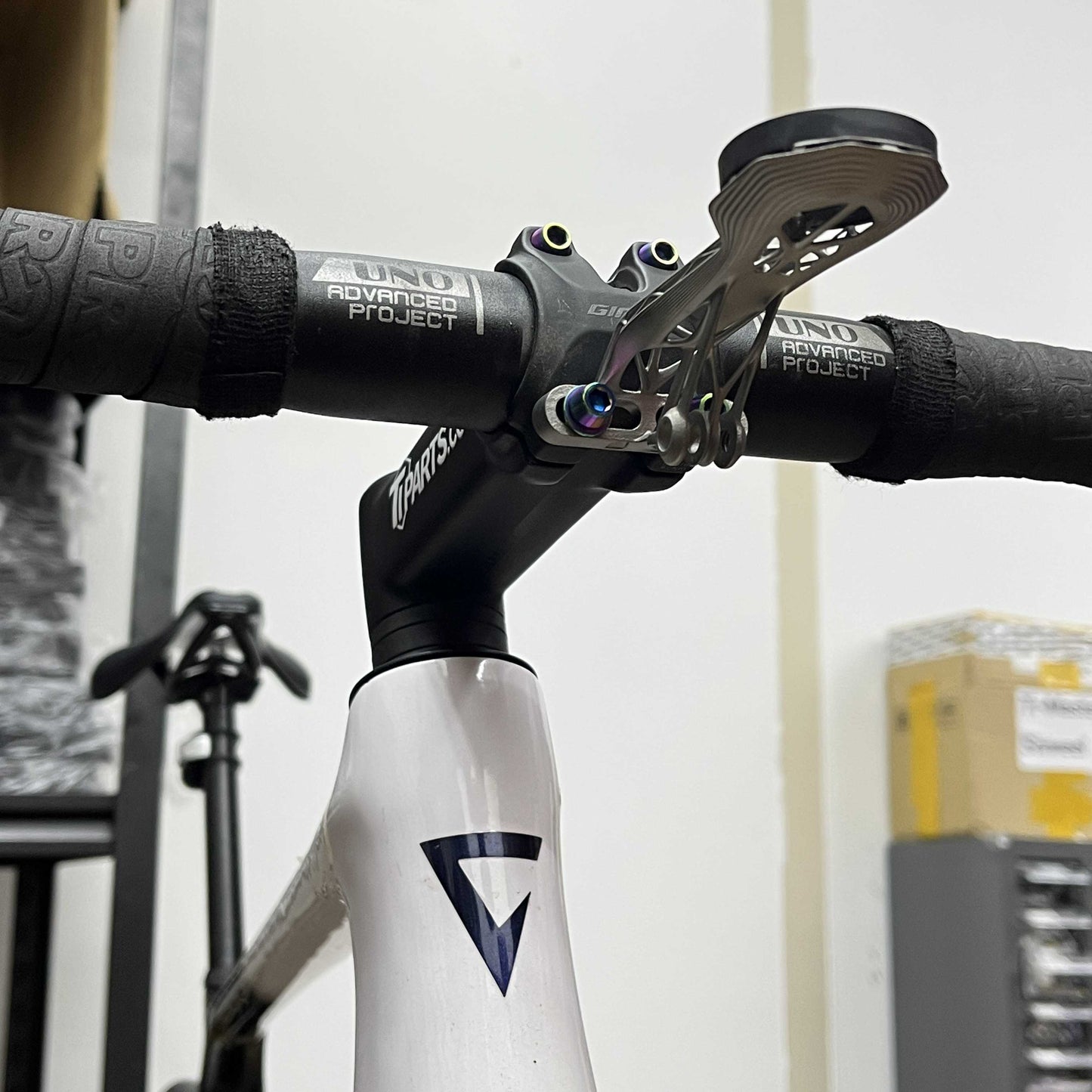 Universal Stem Titanium Bike Computer Mount - Club Series | 2-Piece Bar & Stem | Giant