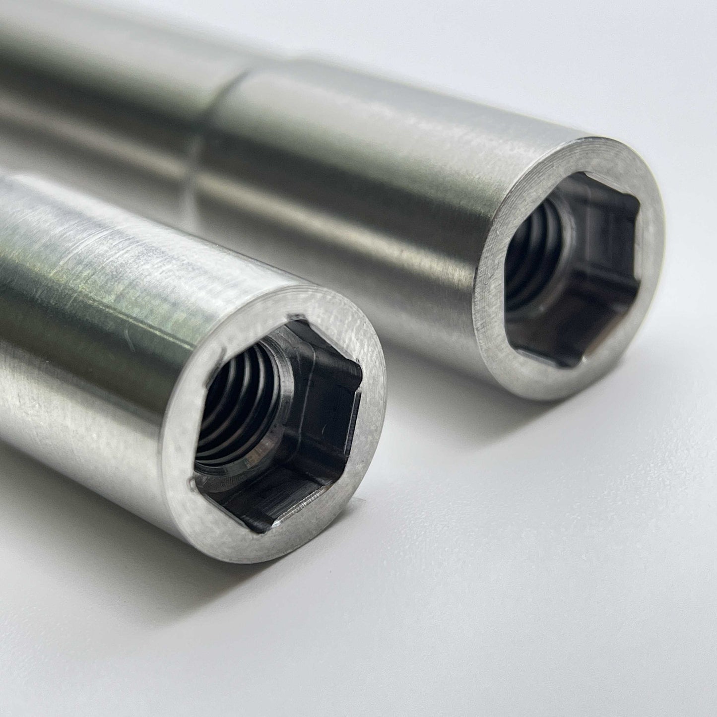 محور تيتانيوم مخفي لدراجات الطريق المزودة بفرامل قرصية | ملاءمة عالمية