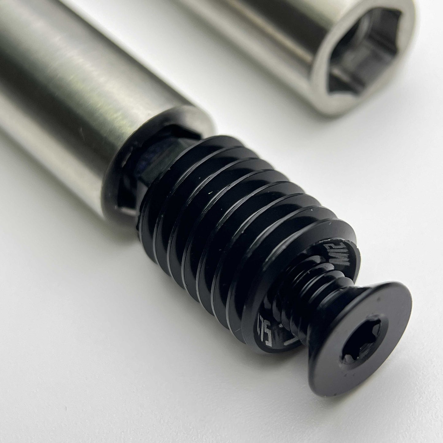 محور تيتانيوم مخفي لدراجات الطريق المزودة بفرامل قرصية | ملاءمة عالمية