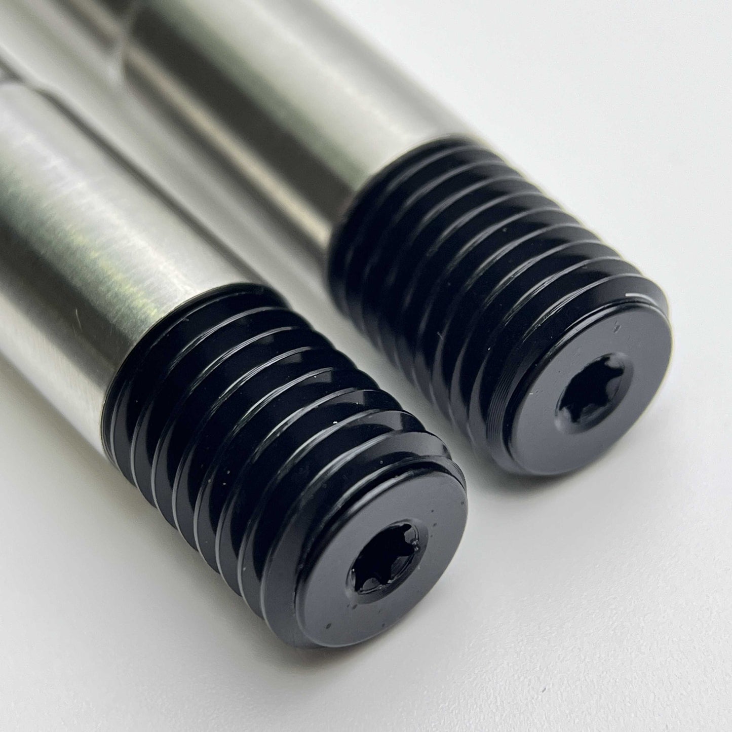 محور تيتانيوم مخفي لدراجات الطريق المزودة بفرامل قرصية | ملاءمة عالمية