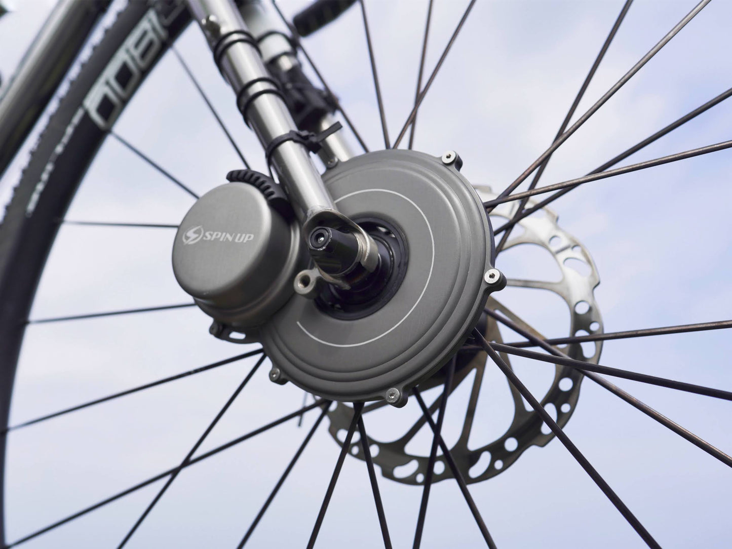 Gerador de ciclismo Spin Up Tour F12W-Pro | Suporte de roda dianteira no garfo | Design compacto e leve | Frete grátis para todo o mundo